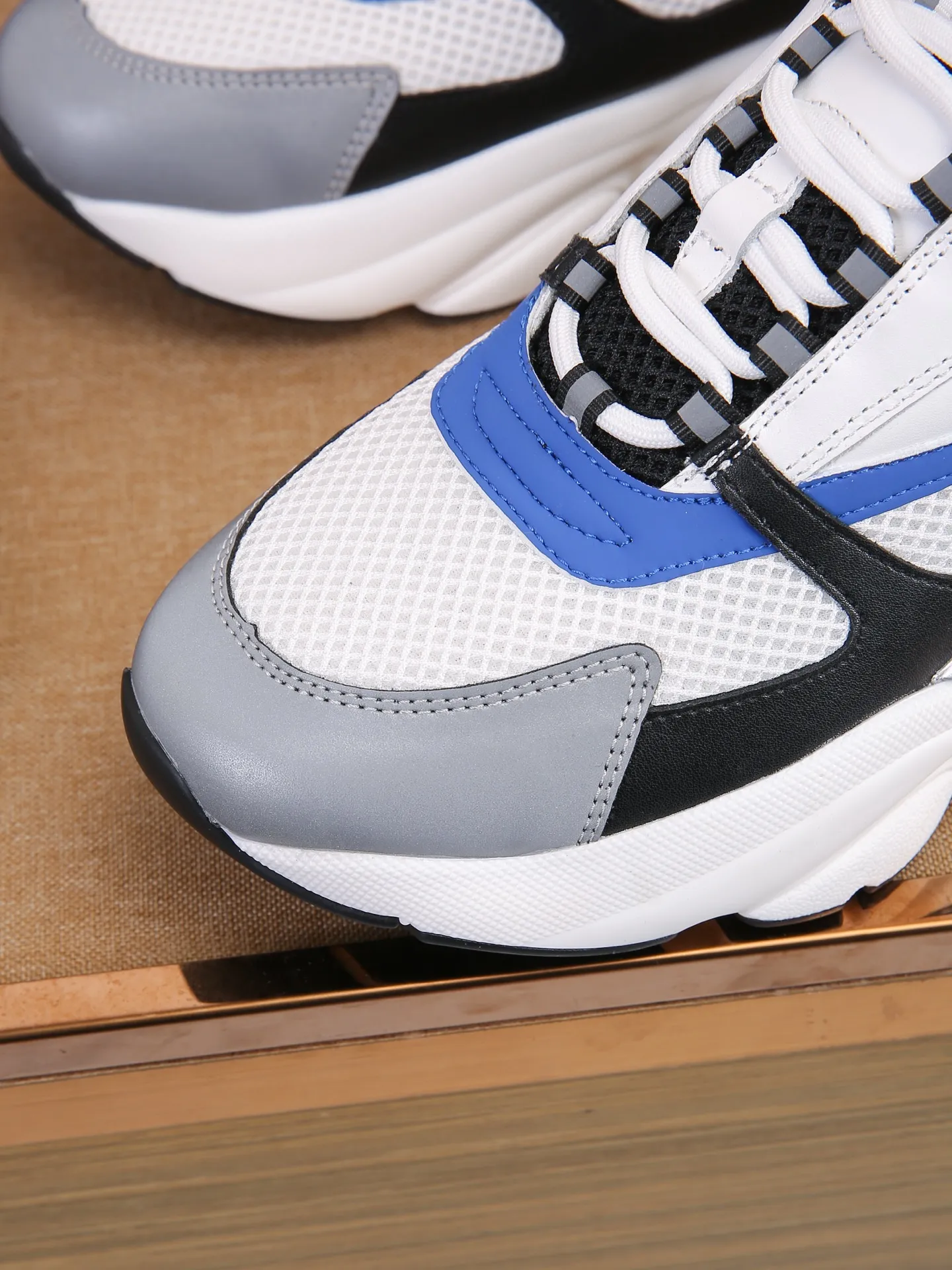 Factory price: 460💰Dior’s top version of D’s b22 men’s sports shoes. Inspired by retro running styles, the chunky low-top silhouette features gray calf leather and blue and white mesh fabric uppers, atop a black, white and blue engraved rubber sole. Nylon ribbon accents the blue mesh tongue and heel counter, and a "dio~" logo appears on the side. Pair it with a suit for a striking contrast and add a sportswear-chic edge to your look. The thick sole can be about 4cm~ Size: 38-45, [46, 47 customized]